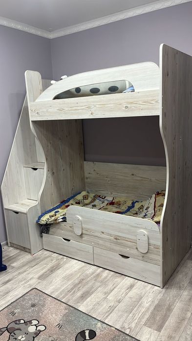 Двухъярусная кровать и шкафчик