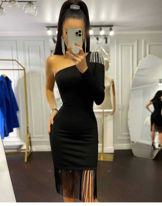 Черное платье средней длины