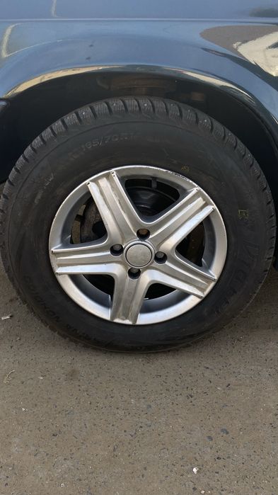 Продоется зымный шины с шипамый р