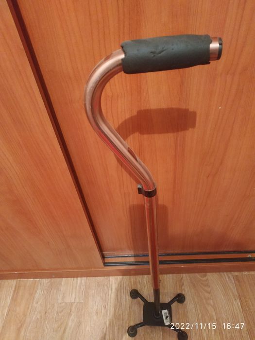 Продам трость для пожилых людей