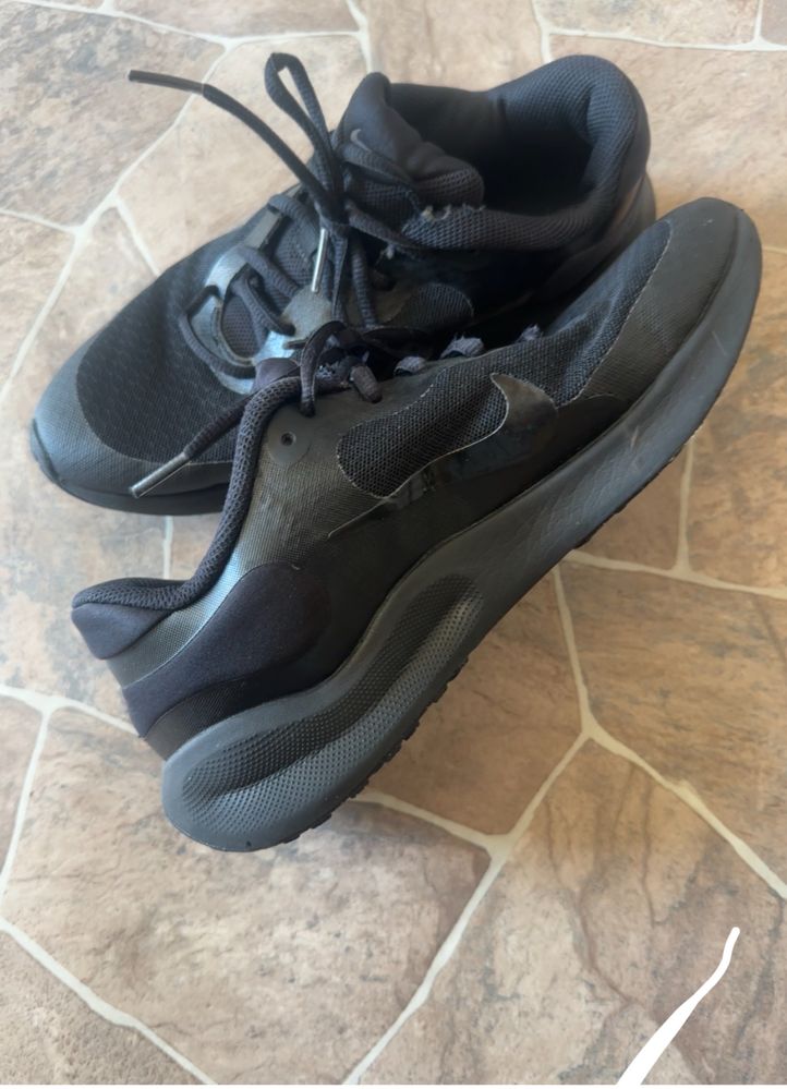 Черни обувки Nike 39 номер