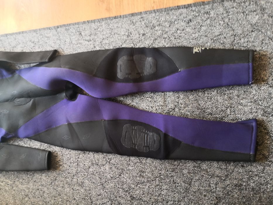 Vind costum de neopren 400 lei