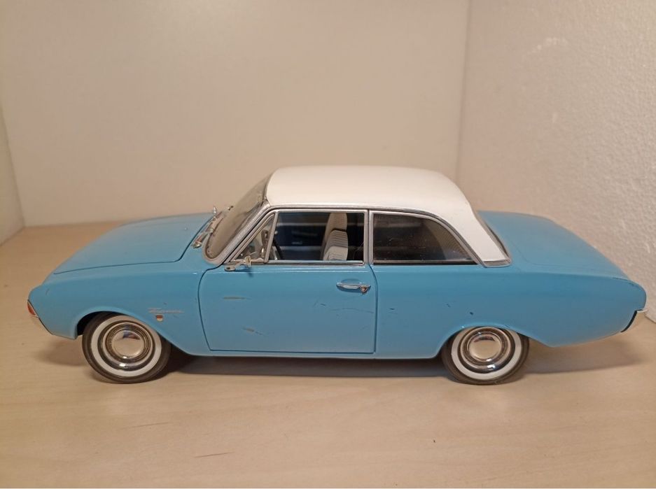 Ford taunus  1:18
Scara 1:18
Revell 

Pozele reflectă realitatea. Se