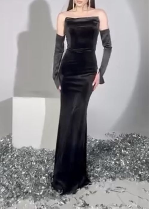 Продается вечернее платье, с открытыми плечами.