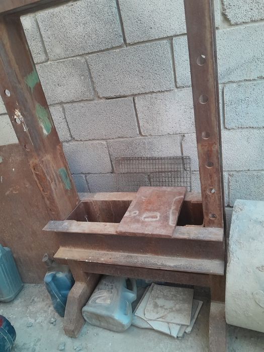 Пресс самодельный 25-швелера новый только надо установить домкрат и вс