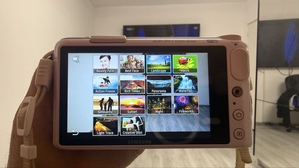 Samsung NX2000 mirrorless smartcam