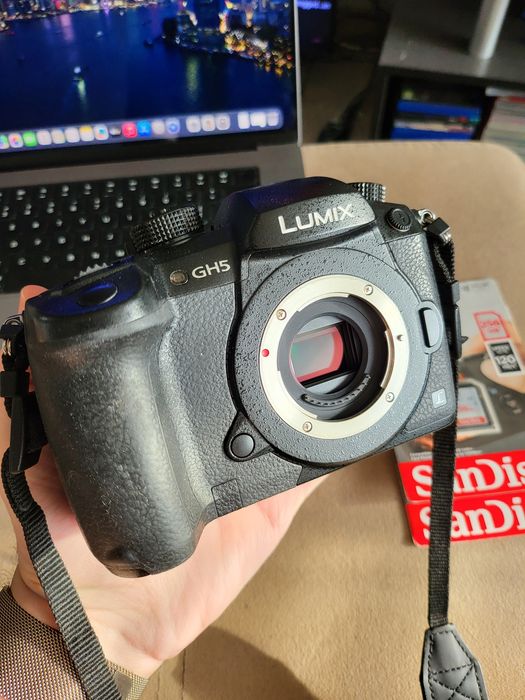 Panasonic Gh5 с две батерии и три мемори карти