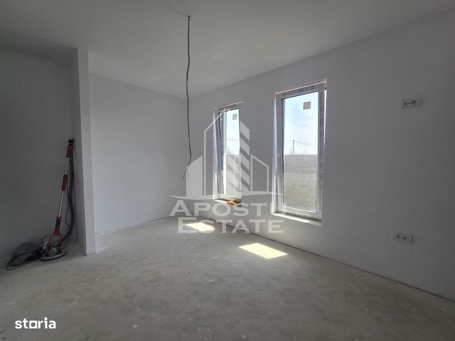 Jumatate de duplex pe parter cu 3 camere si 2 bai, Sag