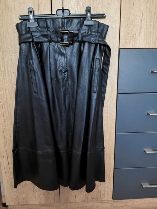 Дамска кожена пола 35 лв
