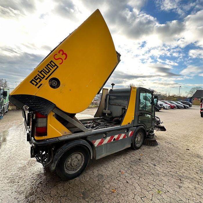 Maturatoare stradala cu aspirator / perie, matura, automaturatoare