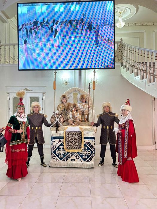 ТРОН.ТАҚ.Сүндет той тақ.Трон. ақ тақ,үлкен тақ,алтын тақ бар.Тұсаукесе