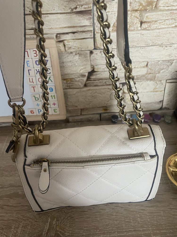 Чанта на Guess бежова