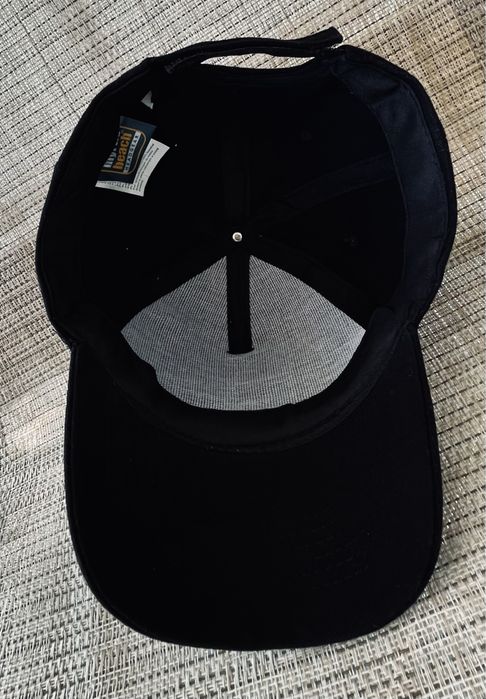 Модерна черна шапка бейзболка
