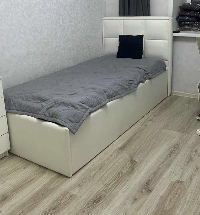 Прдаю кровать белый с матрасом