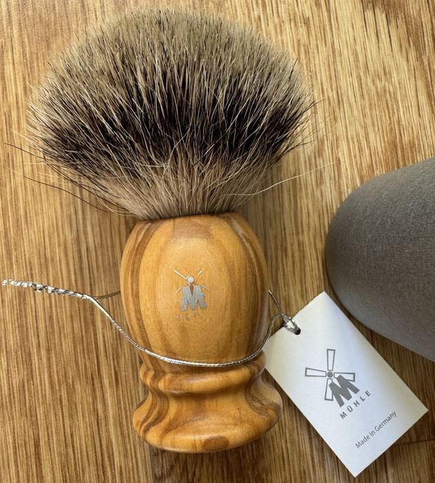 Pamatuf ras/barbierit Muhle par bursuc silvertip, săpun ras stick, noi