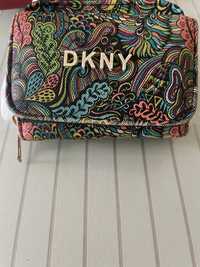 Малко цветно портмоне DKNY