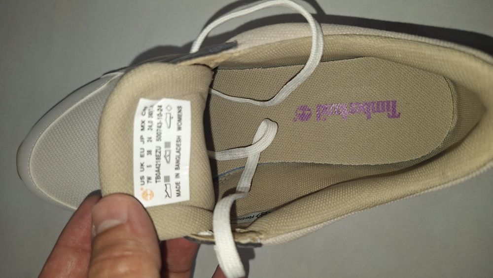 Vând adidasi femei Timberland