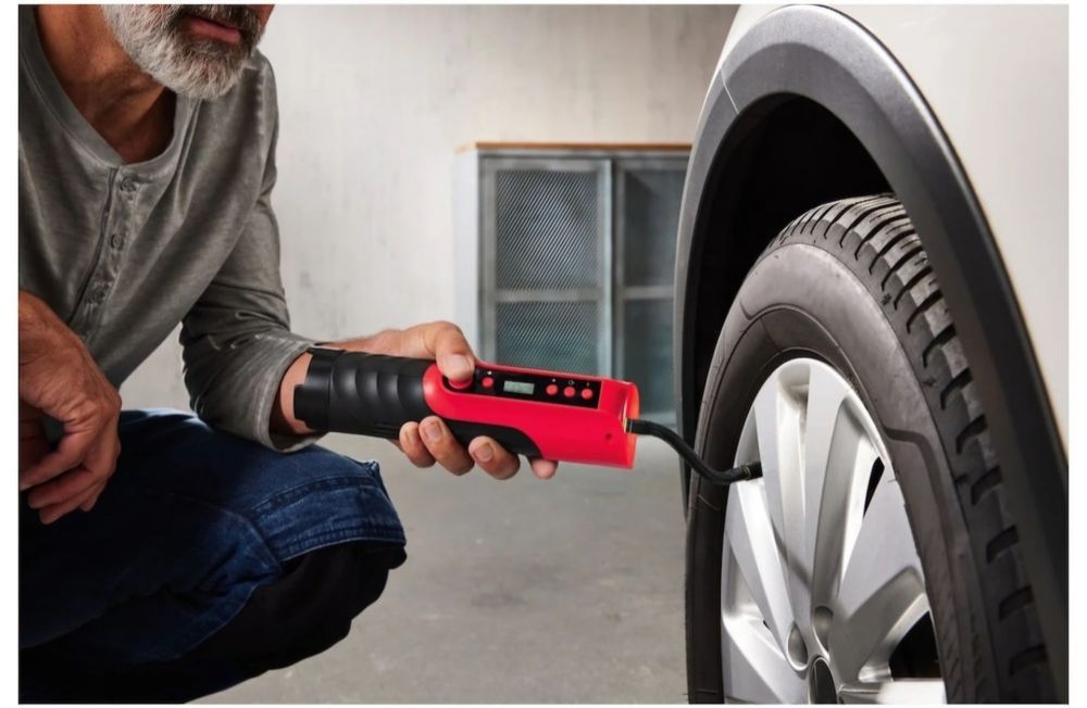 Compresor portabil cu acumulator si lanterna Ultimate Speed - NOU