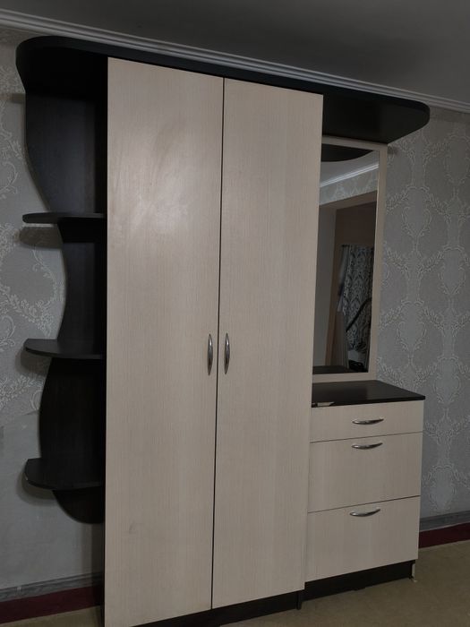 Шкаф в прихожую с большим зеркалом