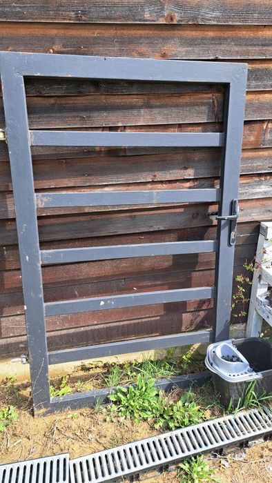 Poarta din fier cu gratii