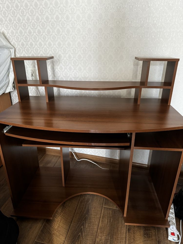 Продам компьютерный стол