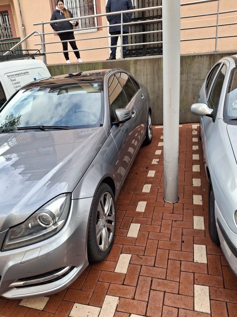 Vând Mercedes  C 220