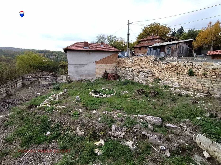 Селска къща за продажба в с. Червен, обл. Русе