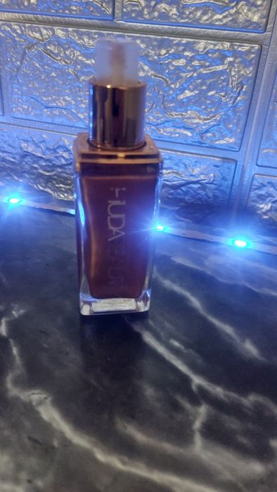 Vând iluminator fata cu corp Hudabeauty