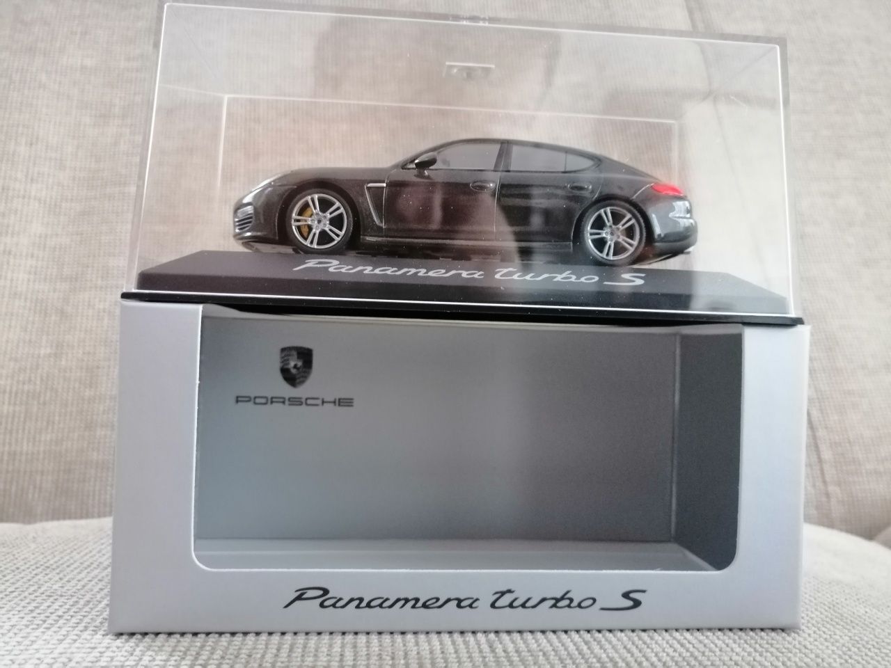 Vand machete Porsche Panamera MK1(gen I) alb, gri și negru, 1/43