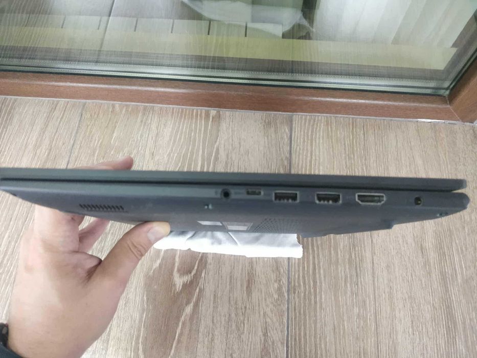 Laptop ASUS Vivobook AMD Ryzen 5 7430U 4.3GHz 16" WUXGA IPS 16GB 512GB