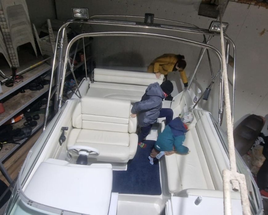 Barca inmatriculata , cu peridoc