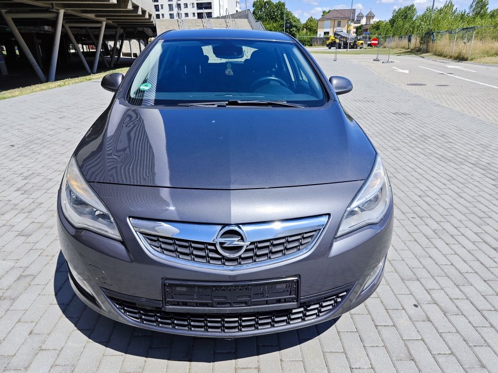 Opel Astra J 1.6i Benzină An 2010 Euro 5 116Cp adus din Germania