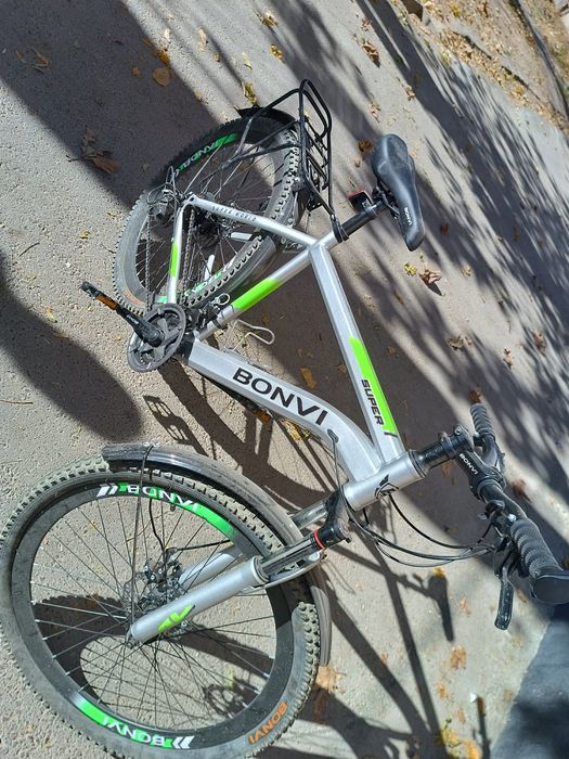 Velik yaxshi bir marta yurilgan qilifi va suv idishlari bn beriladi.