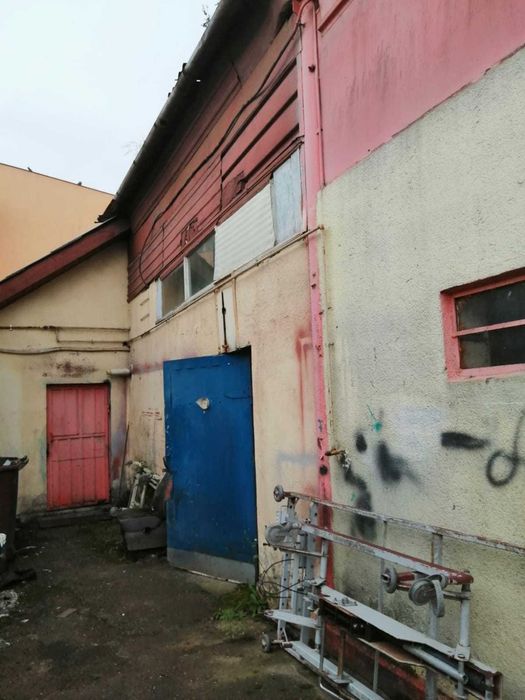Vând hala zona Calea Baciului