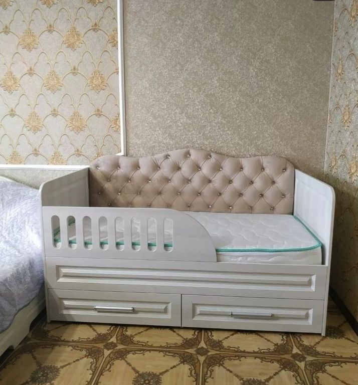 Продам шикарную детскую кровать с матрасом.