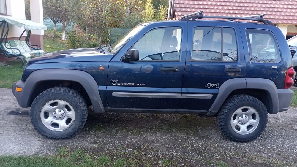 Vând Jeep Cherokee kj 2,5