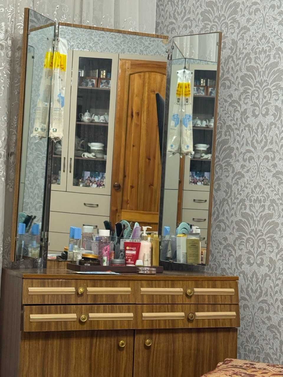 Продам трюмо срочно