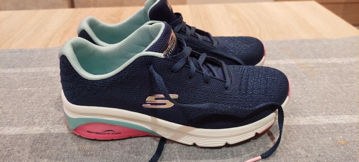 Vând adidas marca Skechers damă