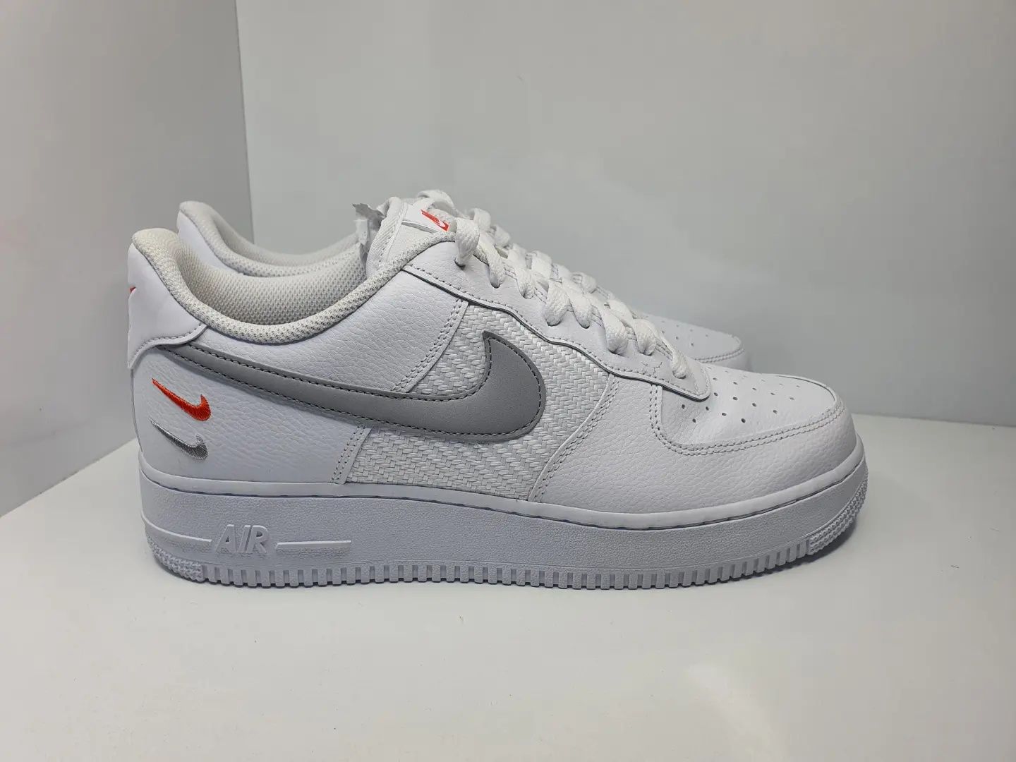 Кецове Nike Air Force 1 

Чисто нови с кутия.

Размер 44 стелка 28 см.