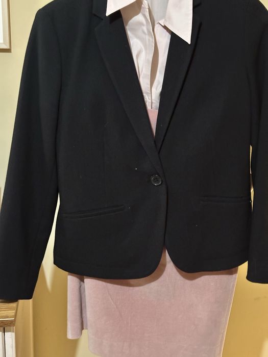 Костюм за офиса- розова велурена пола и риза и черно сако.