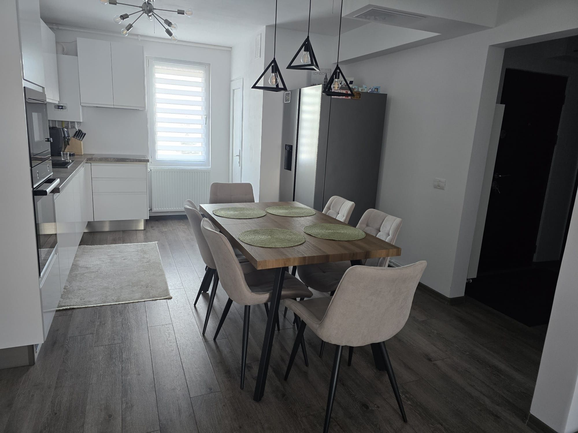 Apartament 3 camere, 2 bai, etaj 4, Unirii