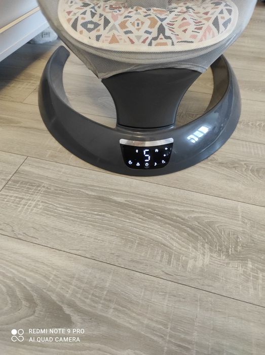 Leagăn electric pentru bebeluși.