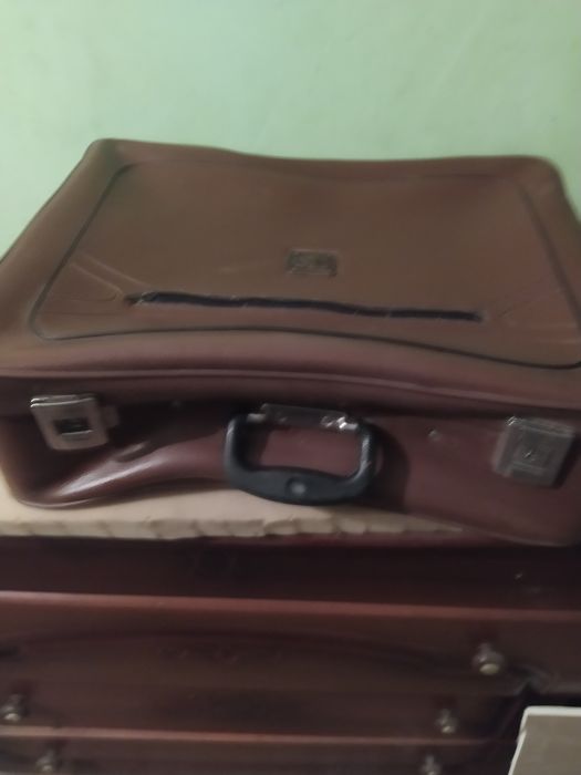 Чемодан дорожный