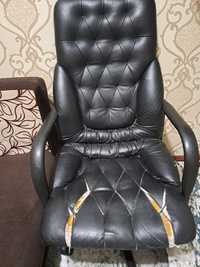 Продаётся б/у офисное коженное кресло