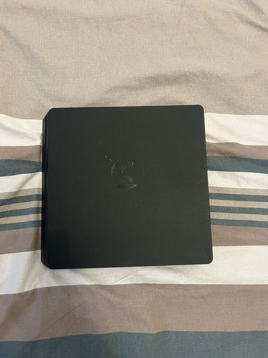 Ps4 с 3 конъролера запазен за годините си
