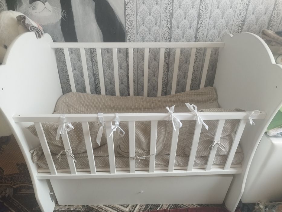 Продам кроватку с маятником