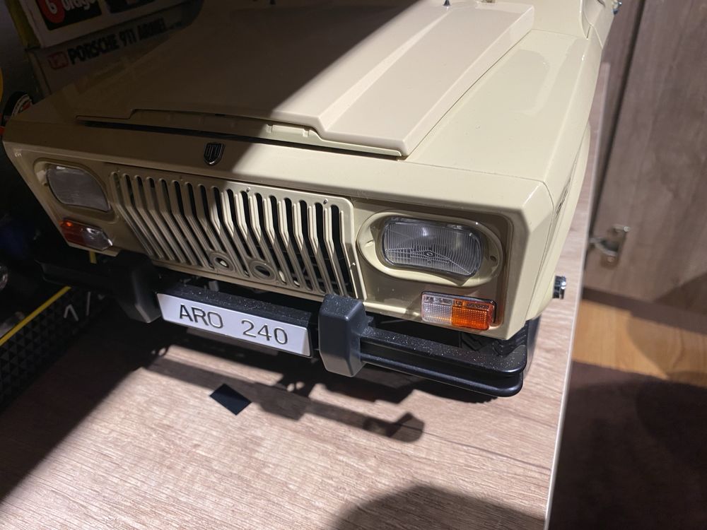 ARO 240 machetă auto scara 1:8