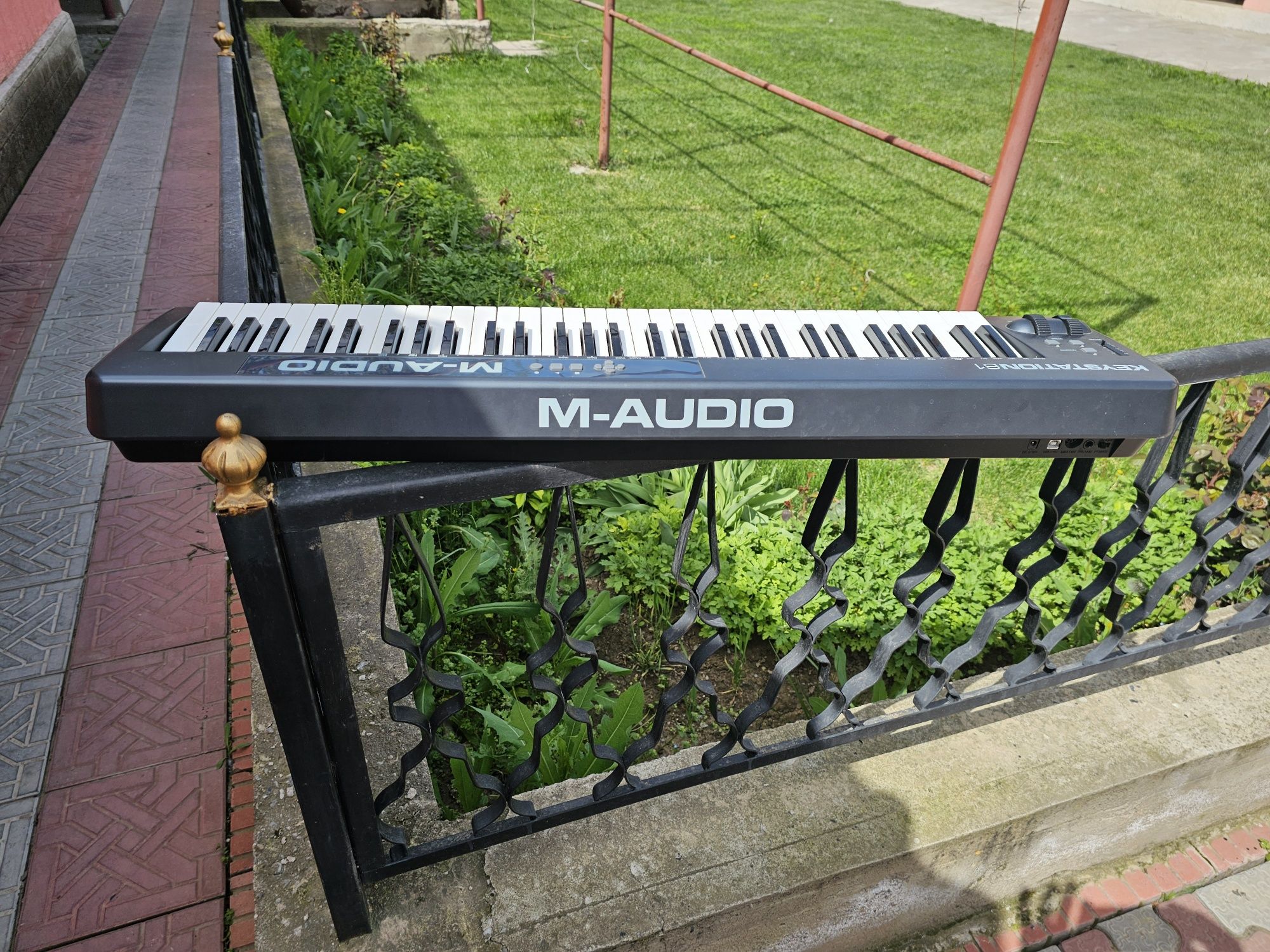 M- audio keystation 61. Миди клавиатура.