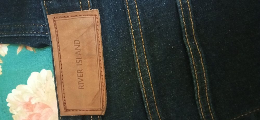 Vând blugi băieți