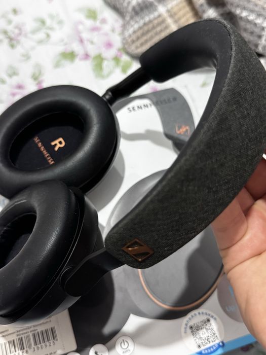 Новые наушники Sennheiser Momentum 4 черно-золотые